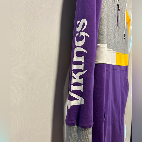 NFL x Tommy Hilfiger - Vikings hooded color block dress. - Picture 6 of 7